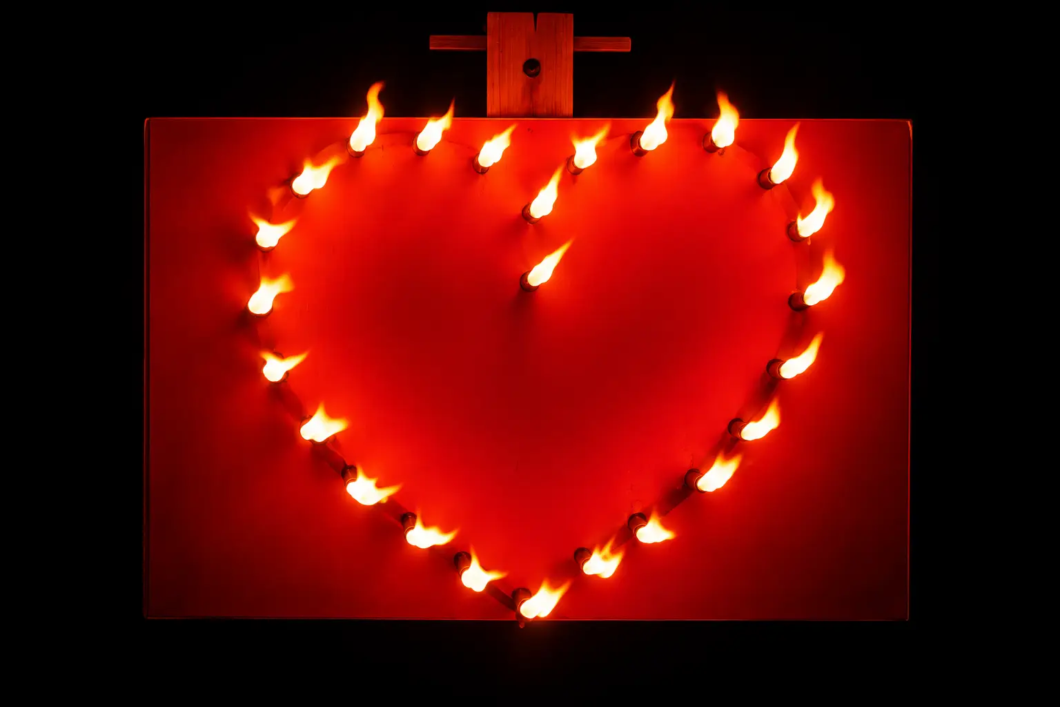Leuchtendes Herz aus Flammen als romantischer Feuereffekt für Hochzeiten und Veranstaltungen.